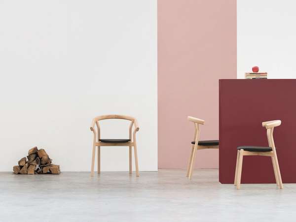 Der Stuhl »Dina« überzeugt mit reduzierter Formen-sprache. Beim Material vertraut man auf einen Mix aus Eichen- und Walnussholz plus Kork. dam.pt​​​​​​​