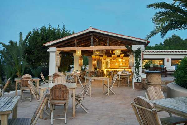 Das »Los Olivos« ist eines von zwei Restaurants des erst kürzlich als Beaumier-Boutiquehotel wieder eröffneten Hotels »Petunia« auf Ibiza.