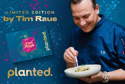 Mit seiner »Planted Limited Edition« hat Tim Raue seinen eigenen pflanzlichen Fleischersatz kreiert.
